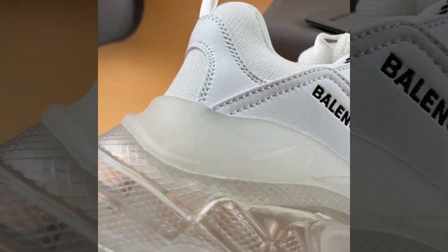 BALENCIAGA TRIPLE S CLEAR SOLE IN WHITE SNEAKER UNBOXING смотреть онлайн