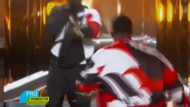 Барак Обама спел, а Пи Дидди провалился в яму на сцене смотреть онлайн