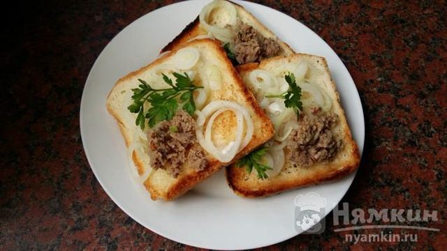 Гренки с луком, фаршем и зеленью