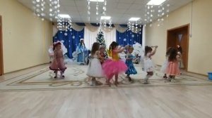 Танец Бусинок - младшая группа. Д/с,, Островок,,, декабрь 2019.