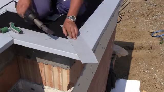 FATRAFOL Монтаж накрытий парапета ПВХ металл. Обучающее видео от "Fatra". смотреть онлайн