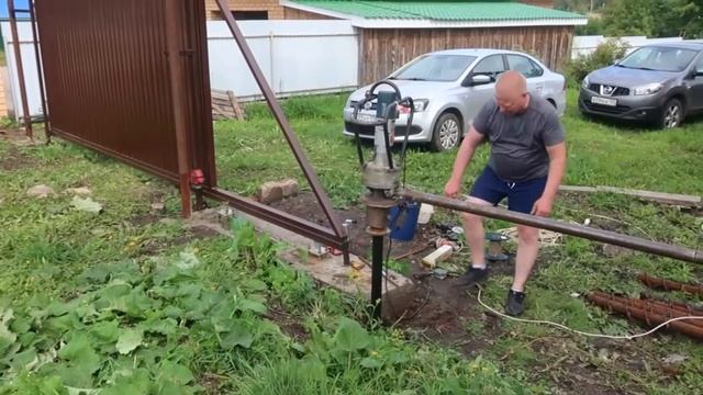 Монтаж винтовых свай-шурупов в качестве опор стоек забора