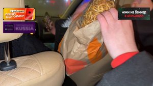 Шпана собирает сладости у прохожих на Хэллоуин