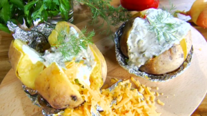Рецепт запеченного картофеля с витаминными овощными бомбами под соусом из сметаны