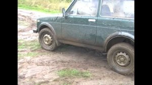 Нива 21213 по глине на резине кама флэйм. Lada Niva in the mud.