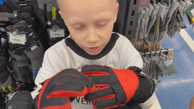 Небольшой шоппинг / Выбрала победителя / Помогаем брату / ВЛОГ Новосибирск / Меге 16 лет смотреть онлайн