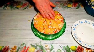 Слоёный салат с консервированными ананасами и крабовыми палочками.