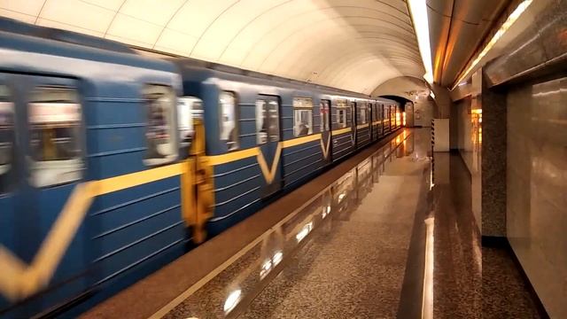 81-540/541.2 прибывает на станцию метро Бухарестская. смотреть онлайн