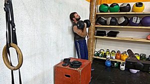 Подъем гантели на бицепс у стены - 32 кг x 4