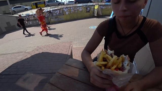 ПЕРВЫЙ РАЗ ПРОБУЕМ ГРЕЧЕСКУЮ ШАУРМУ ЗА 142 РУБЛЯ (55 ГРН) смотреть онлайн