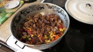 Готовлю тушеные кабачки с овощами, кукурузой и яйцами.