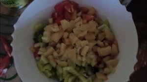 готовим салат из салата чука в ореховом соусе и овощей и зелени из холодильника