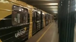 Два вагона Ема 502 и в рекламе Uklon на Станции метро Нивки