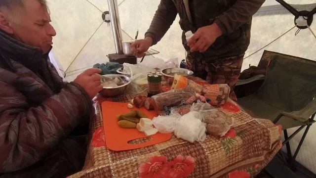 Закрываем сезон щукой Топим печь в палатке МЕДВЕДЬ КУБ ЛОНГ на острове Рыбалка в конце октября смотреть онлайн