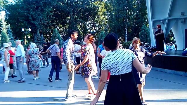 94. Танцы в парк горького Харьков. *Я иду к тебе навстречу*. Танцуем в парке горького ретро  танцы.