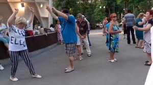 ЛУЧШАЯ ПОДРУГА! ТАНЦЫ В ПАРКЕ ГОРЬКОГО ХАРЬКОВ СЧАСТЛИВЫЕ ДНИ.mp4