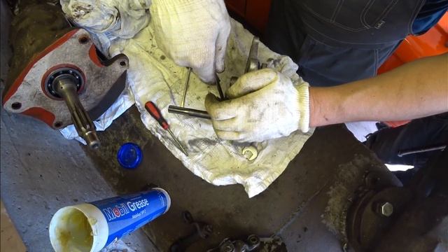 Москвич. Москвич 412. Как заменить сальник и устранить течь масла в боковой крышки кпп москвич 412. смотреть онлайн