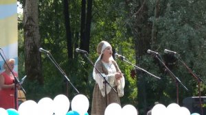 Где берёзка над речкой красуется