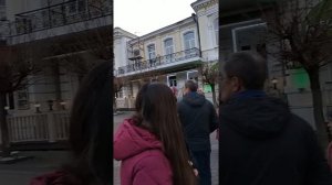Уличные музыканты в центре Кисловодска развлекают гостей города