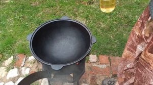 Курица и картошка фри в казане на костре. Куриные крылышки.