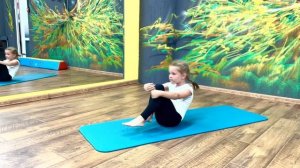 Как научиться делать кувырок вперед. Подводящий элемент "Ёжик". Дети 5-6 лет