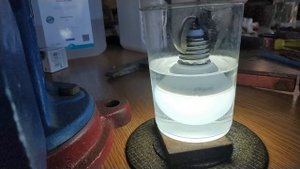 Лампа в эпоксидной смоле, эксперимент. Epoxy lamp, experiment.