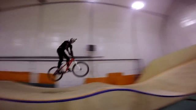 Тренировка MTB в крытом BMX велодроме МОСКОМСПОРТ марьино готовлюсь к сезону 2022 как попасть обзор