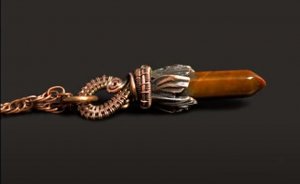 Кулон из проволоки и шапочки для бусин своими руками.