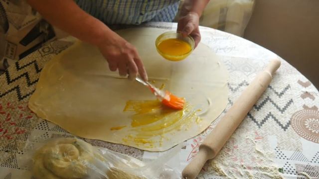 Катлама слоеная лепешка с луком и зеленью.