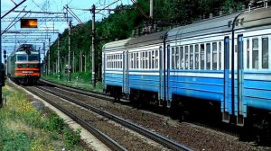 Пропустившая платформу электричка и грузовой поезд с ВЛ80Т-1200