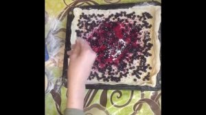 Пирог из слоеного теста с черникой
