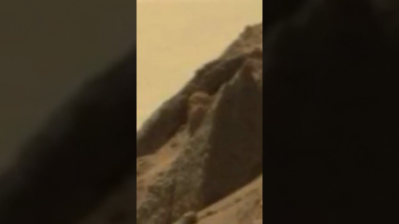 Словно марсианин следит за марсоходом - необычный камень на фото Curiosity смотреть онлайн