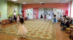 танец с цветами! 8 марта в детском саду