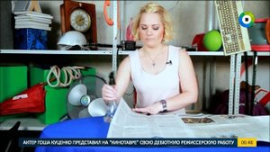 Убираем мелкие осколки стекла с ковра с помощью  мокрой газеты.