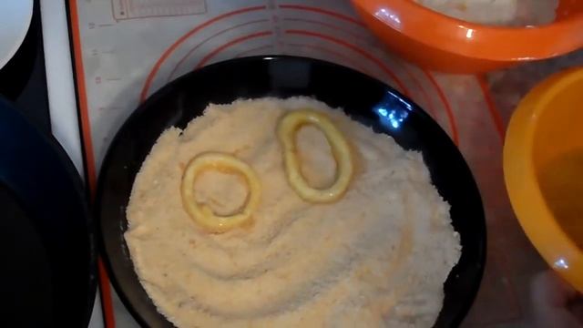 Кольца кальмара жаренные в сухарях - аппетитные и хрустящие.