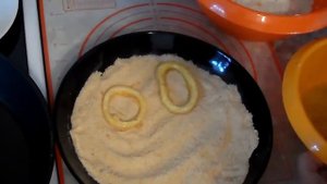 Кольца кальмара жаренные в сухарях - аппетитные и хрустящие.