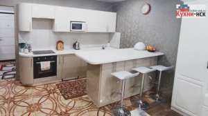 Кухня-гостиная с барной стойкой в современном стиле