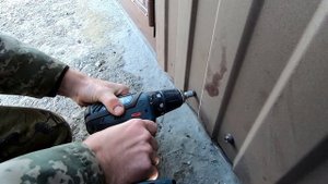 Устанавливаем большие входные ворота, утепляем и обшиваем профнастилом (3 ЧАСТЬ)