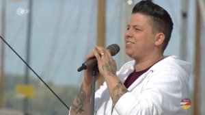 Kerstin Ott «Regenbogenfarben» (ZDF-Fernsehgarten on Tour 07.10.2018)