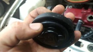 Почему подтекает масло с маслозаливной горловины