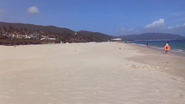 Пляж бухты Ялунвань (Ялонг Бэй), Хайнань, Китай.