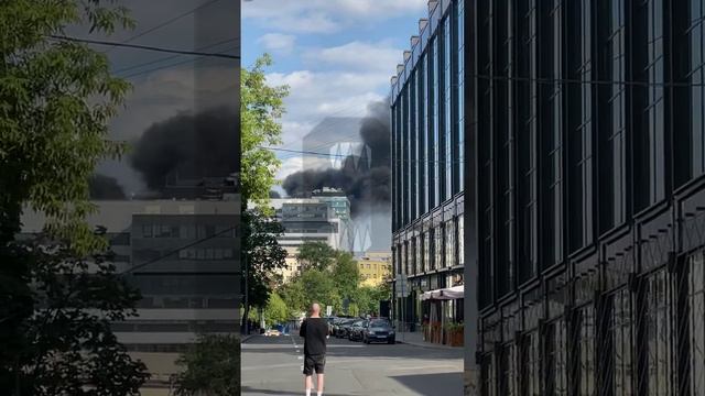 [ Альбом ]
⚡️Столб чёрного дыма поднимается над Москвой - в самом центре столицы пожар

По данным МЧ