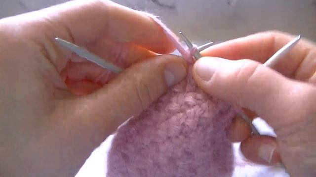 ВЯЖЕМ ВАРЕЖКИ ЖЕМЧУЖНЫМ УЗОРОМ ИЗ ПРЯЖИ ПУХ НОРКИ. КОМПЛЕКТ ВАРЕЖКИ + ШАПКА. смотреть онлайн