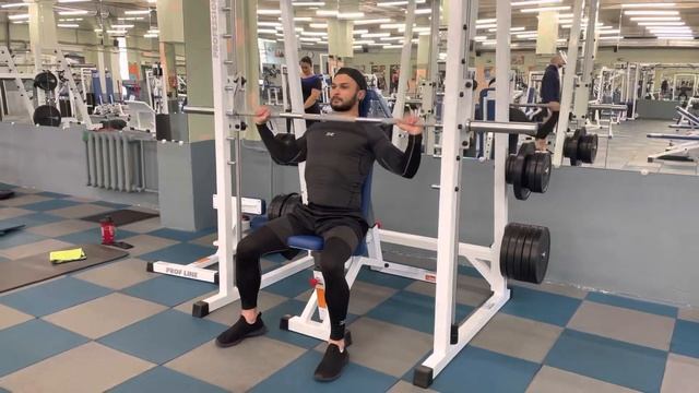 Жим штанги в Смите, сидя смотреть онлайн