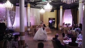 Невеста танцует свадебный танец с большим шлейфом. Свадебный танец в пышном платье