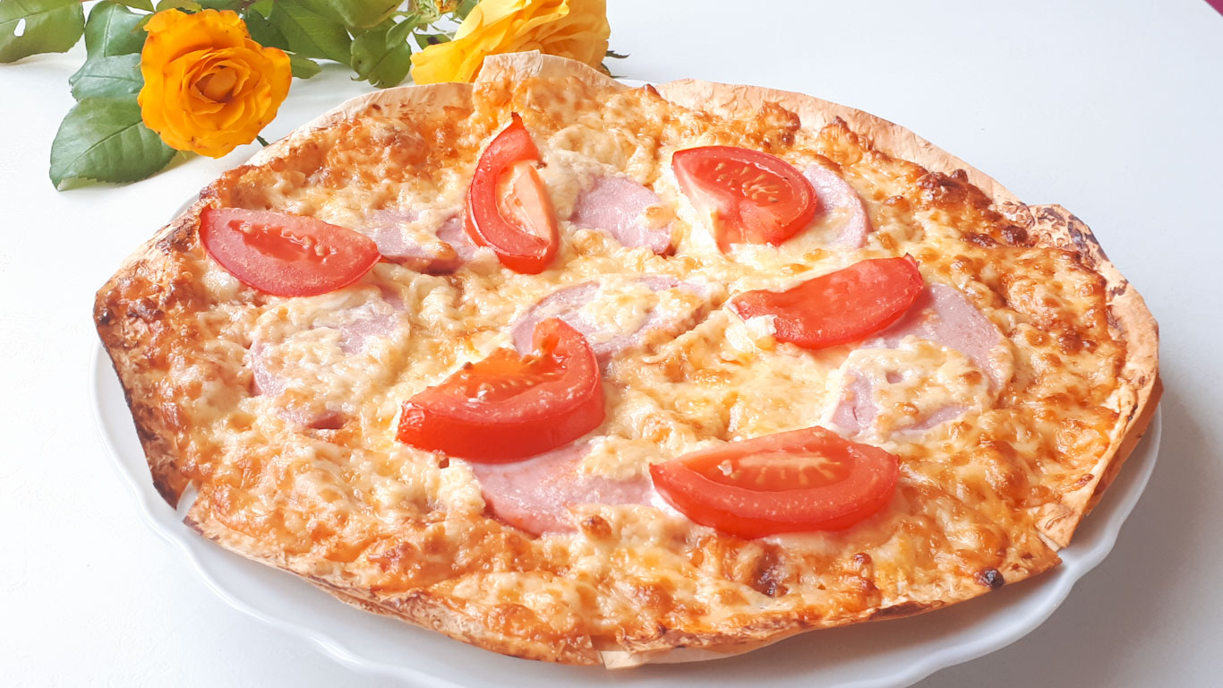 Как приготовить пиццу из лаваша? Домашняя пицца с колбасой и сыром . Пицца - пошаговый рецепт.