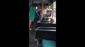 Очень зрелищная драка в автобусе