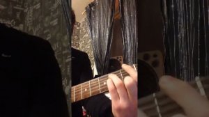 Альберт Кабуу играет на гитаре "Я смотрю на небеса"