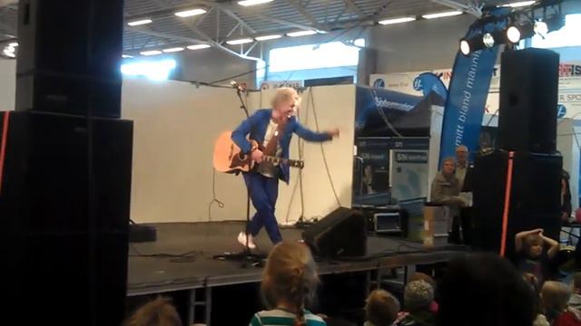 Mojje live på Nyköpings bomässa 2012 på Rosvalla смотреть онлайн