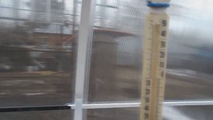 установка проветривателя для теплиц из амортизатора.